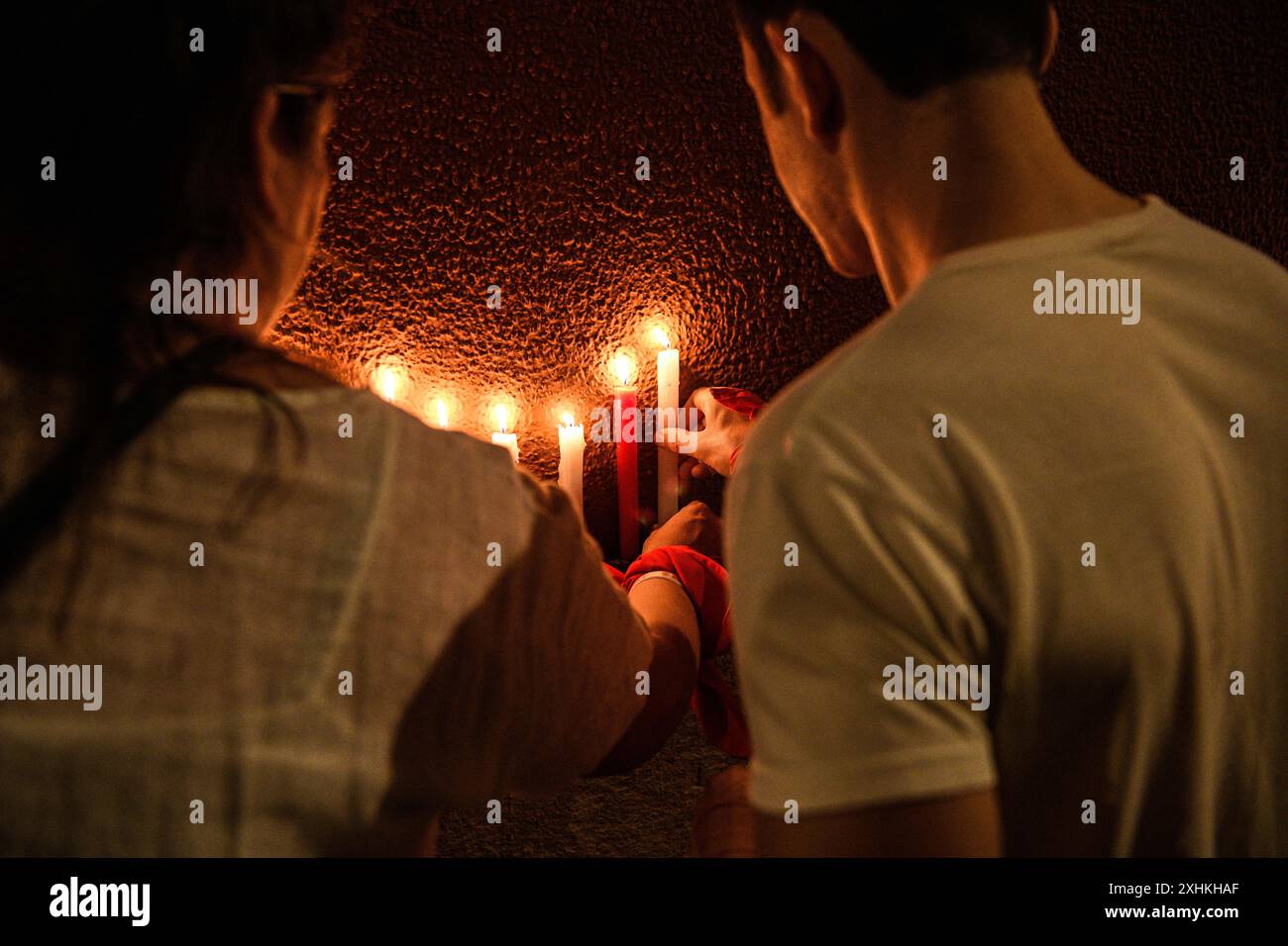 Pampelune ,14 juillet 2024. Une fêteuse tient une bougie alors qu'elle chante 'Pobre de Mi' qui marque la fin officielle des fiestas de San Fermín à Pampelune, dans le nord de l'Espagne, le dimanche 14 juillet 2024. Crédit : Mikel CIA Da Riva /Alamy Live News Banque D'Images Pampelune ,14 juillet 2024. Une fêteuse tient une bougie alors qu'elle chante 'Pobre de Mi' qui marque la fin officielle des fiestas de San Fermín à Pampelune, dans le nord de l'Espagne, le dimanche 14 juillet 2024. Crédit : Mikel CIA Da Riva /Alamy Live News Banque D'Images