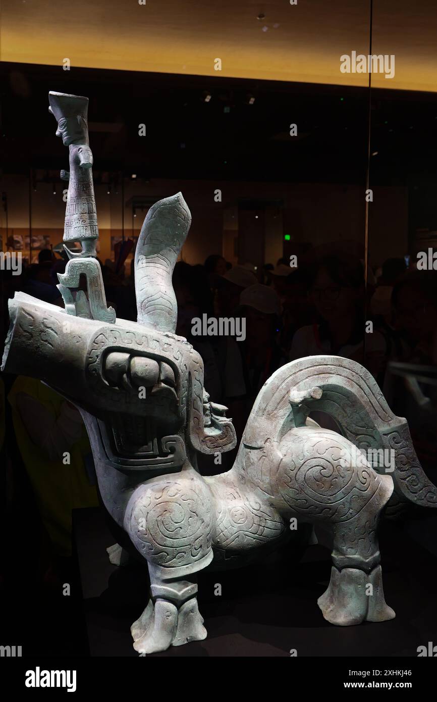Guanghan Chine - 24 mai 2024 : une figure de bête de conduite humaine en bronze en exposition au Musée Sanxingdui à Sanxingdui près de Chengdu, province du Sichuan Banque D'Images