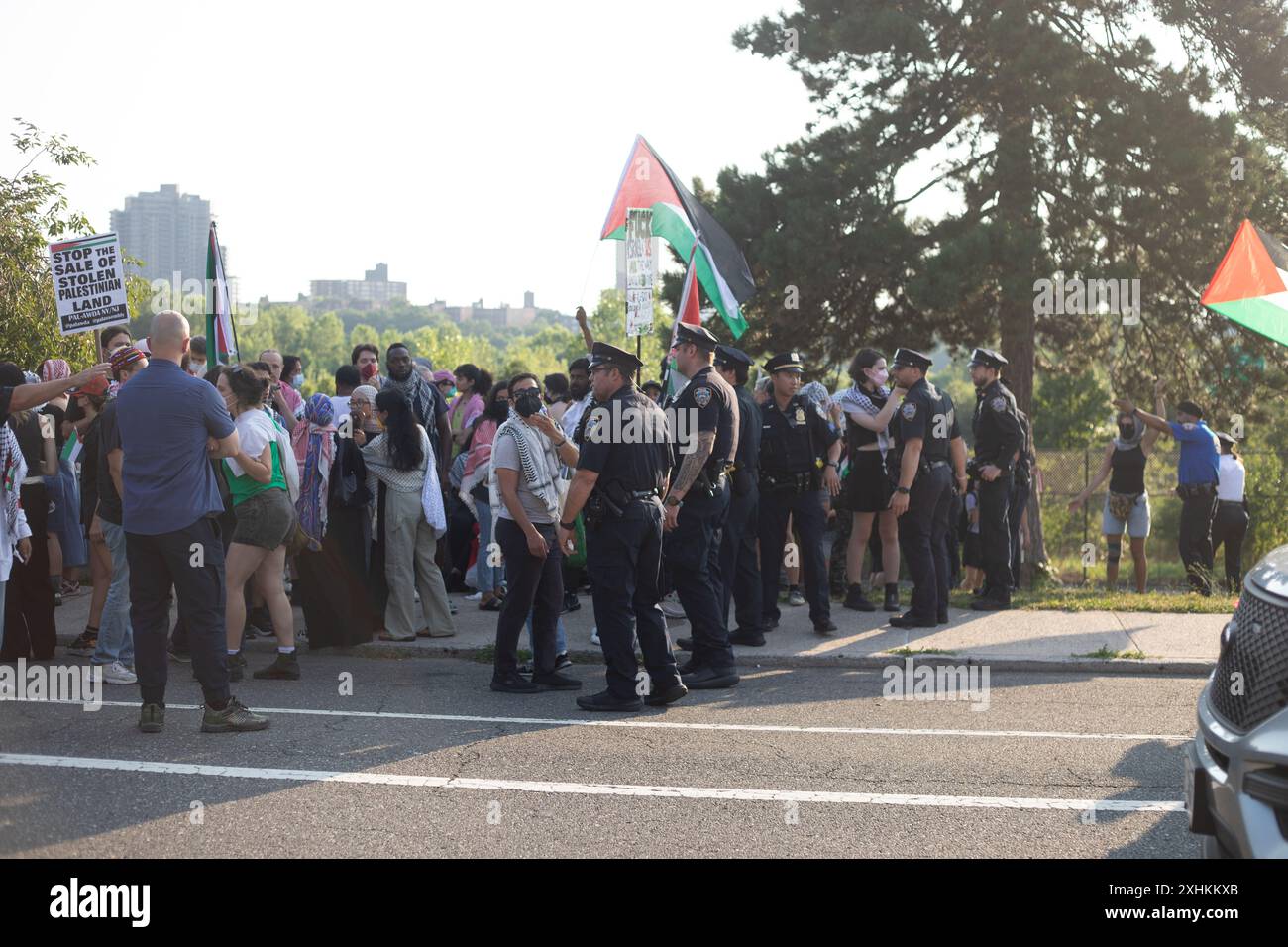 New York, NY. 14 juillet 2024. Des manifestants pro-palestiniens dans les collines de Kew Gardens manifestent devant la vente aux enchères de terres en Palestine pour la colonisation. Crédit : John Garry/Alamy Live News Banque D'Images