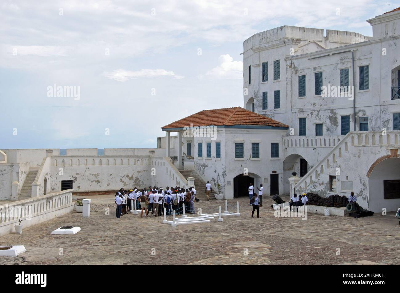 Cour intérieure avec des touristes, Cape Coast Castle, Cape Coast, Ghana. Cape Coast Castle (suédois : Carolusborg) est l'un des quarante « châteaux d'esclaves », Banque D'Images