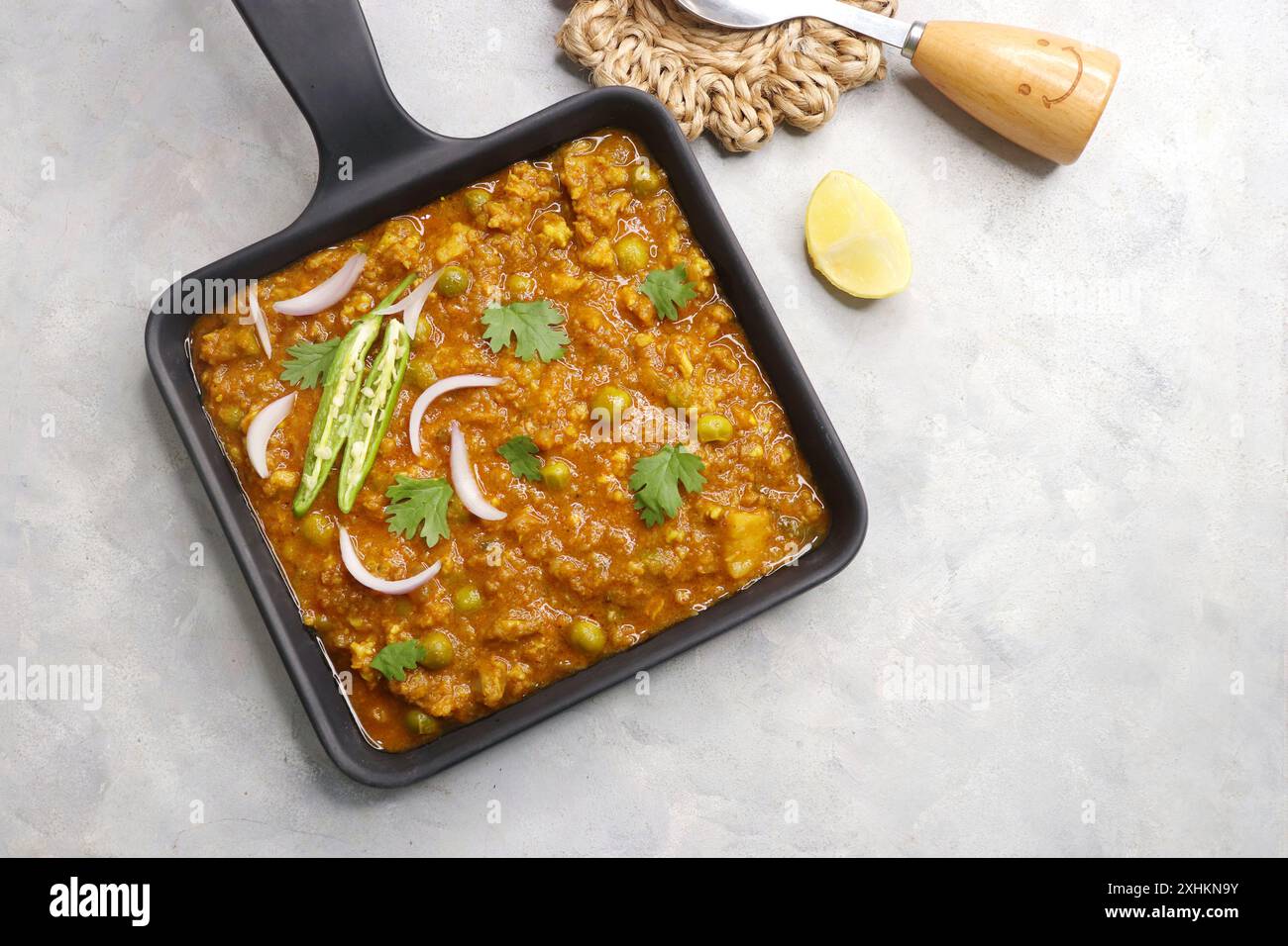 Plat indien célèbre mouton matar Kheema Pav ou Khima Paav est un curry de viande de chèvre hachée. Le keema de mouton est cuit avec des oignons, des tomates, des pommes de terre. Banque D'Images