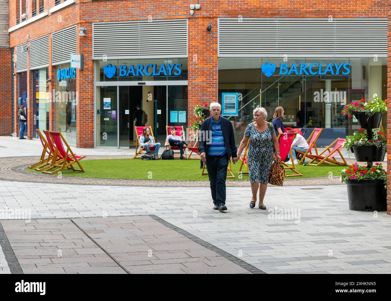 Zone piétonne avec transats à l'extérieur de Barclays Bank, centre commercial Parkway, Newbury, Berkshire, Angleterre, ROYAUME-UNI Banque D'Images
