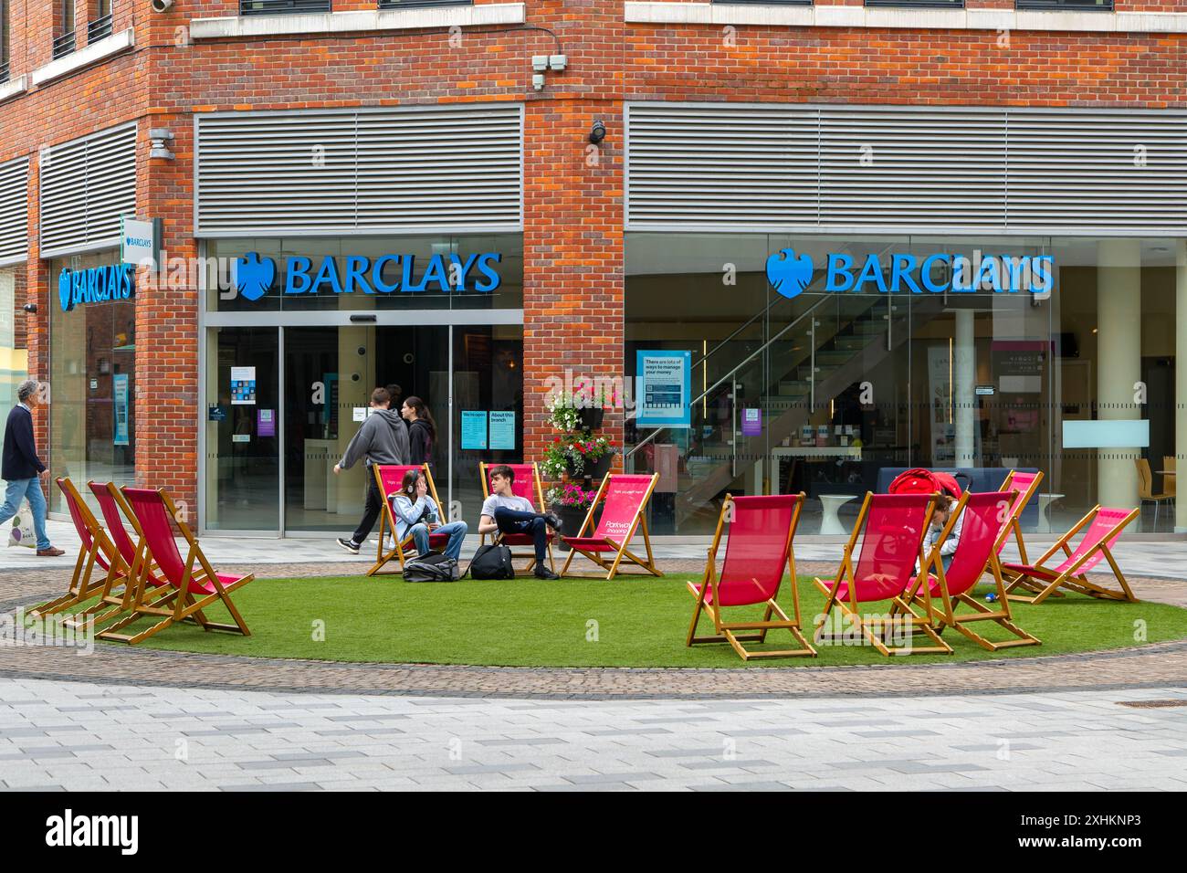 Zone piétonne avec transats à l'extérieur de Barclays Bank, centre commercial Parkway, Newbury, Berkshire, Angleterre, ROYAUME-UNI Banque D'Images