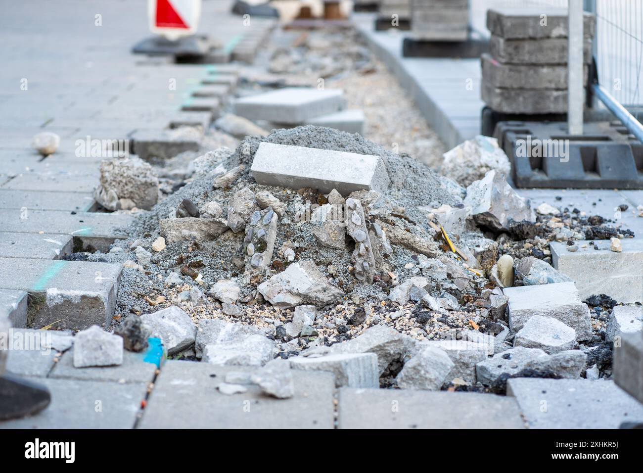 Une montagne de gravats et les restes de vieux pavés sur un chantier de construction Banque D'Images