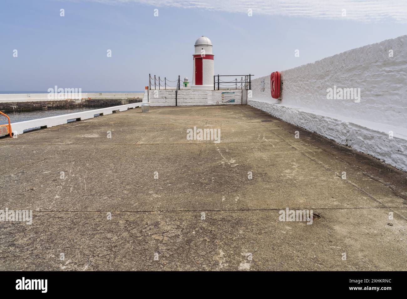 La jetée et les petits phares à Laxey, Garff, Île de Man Banque D'Images