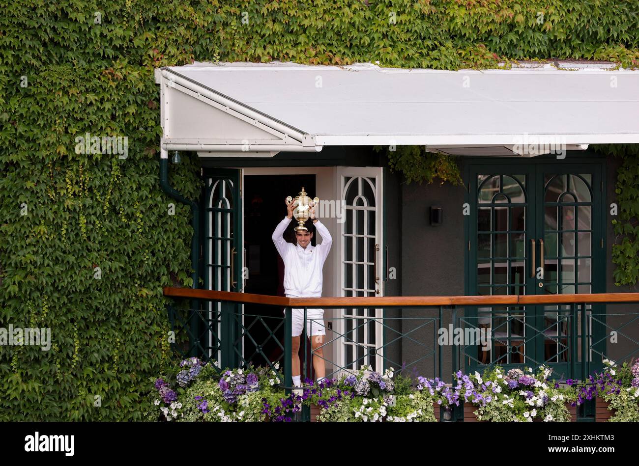 Londres, Grande-Bretagne. 14 juillet 2024. Carlos Alcaraz remporte le trophée après avoir remporté la finale masculine en simple entre Carlos Alcaraz, d'Espagne, et Novak Djokovic, de Serbie, au championnat de tennis de Wimbledon à Londres, en Grande-Bretagne, le 14 juillet 2024. Crédit : Han Yan/Xinhua/Alamy Live News Banque D'Images