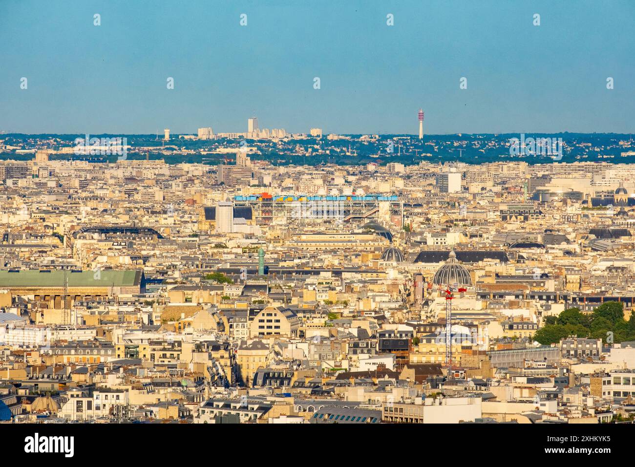 France, Paris, vue générale avec les toits de zinc et le centre de Beaubourg Banque D'Images