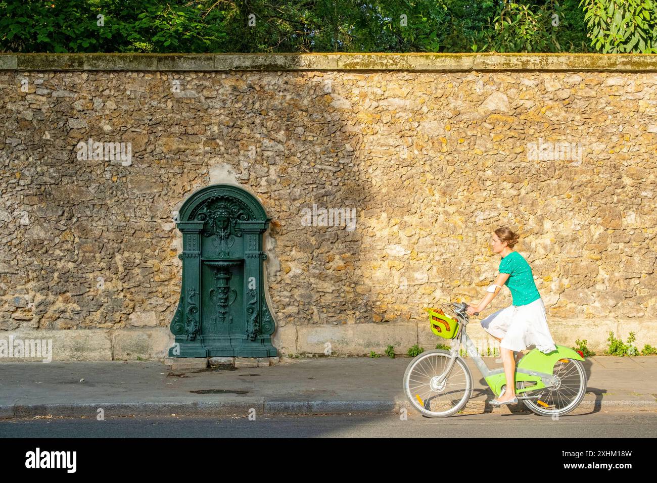 France, Paris, fontaine murale Wallace, rue Geoffroy Saint Hilaire Banque D'Images
