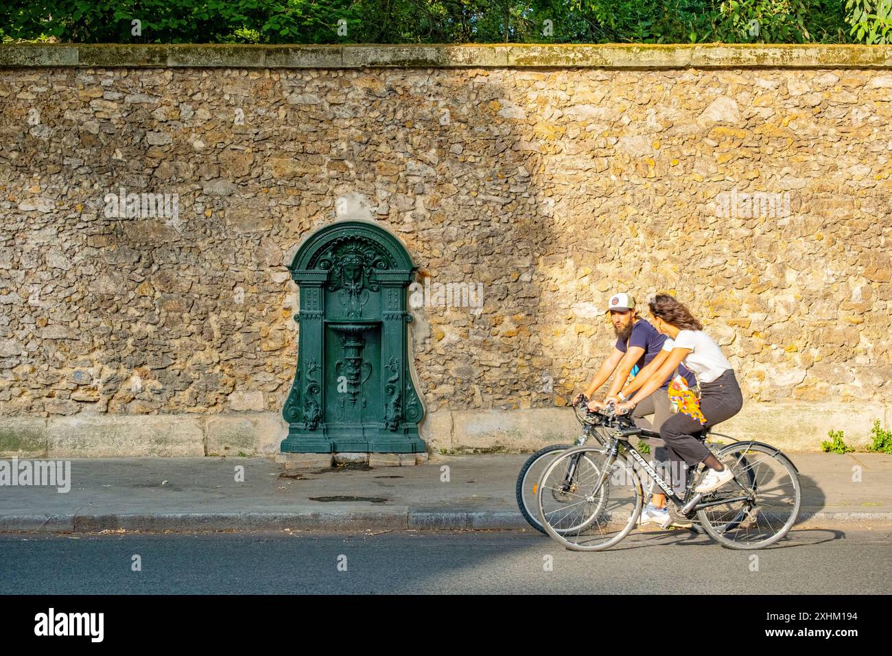 France, Paris, fontaine murale Wallace, rue Geoffroy Saint Hilaire Banque D'Images