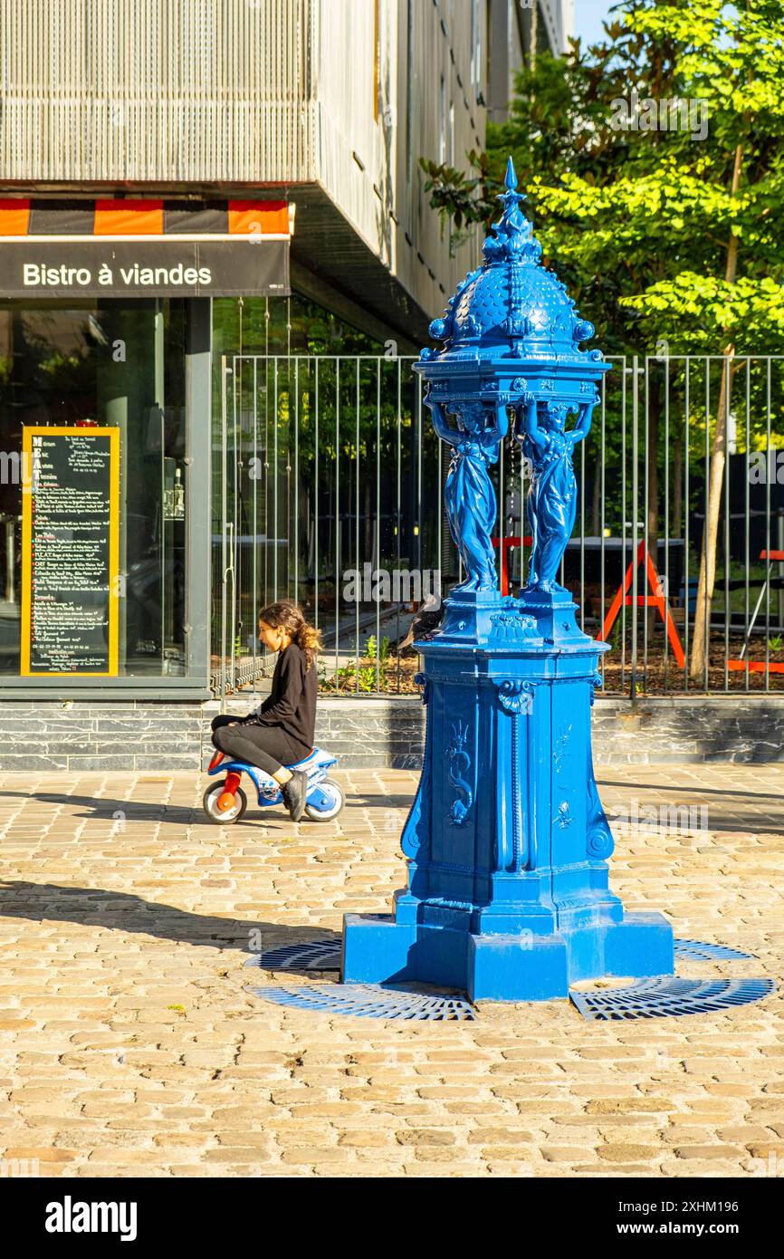 France, Paris, Wallace Fontaine bleue, place Pierre Riboulet Banque D'Images