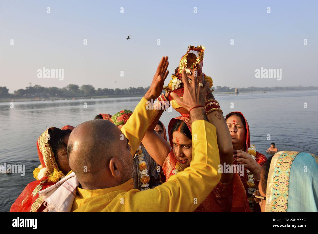 Inde, Madhya Pradesh, Maheshwar, se préparent pour une procession de mariage sur les rives de la rivière Narmada Banque D'Images