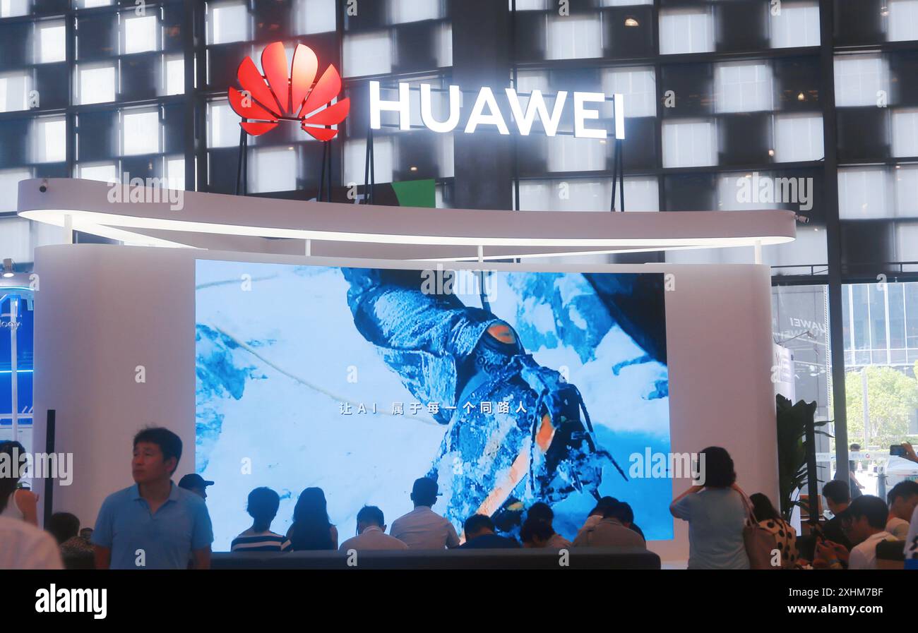 Shanghai, Chine. 15 juillet 2024. SHANGHAI, CHINE - 7 JUILLET 2024 - le stand Huawei au 2024WAIC à Shanghai, Chine, le 7 juillet 2024. Les modèles Huawei Cloud Pangu 5,0 peuvent reconnaître les images de télédétection par satellite pour aider le département écologie à surveiller les zones naturelles protégées. (Photo de CFOTO/SIPA USA) crédit : Sipa US/Alamy Live News Banque D'Images