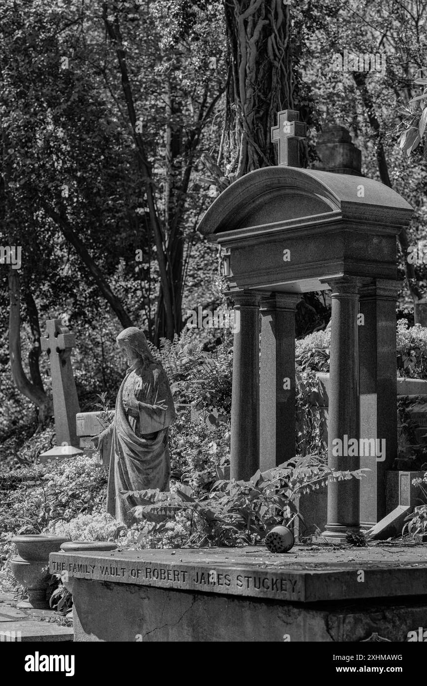 B&W imagine un caveau familial et d'autres tombes dans le cimetière de Highgate, Londres, Royaume-Uni Banque D'Images