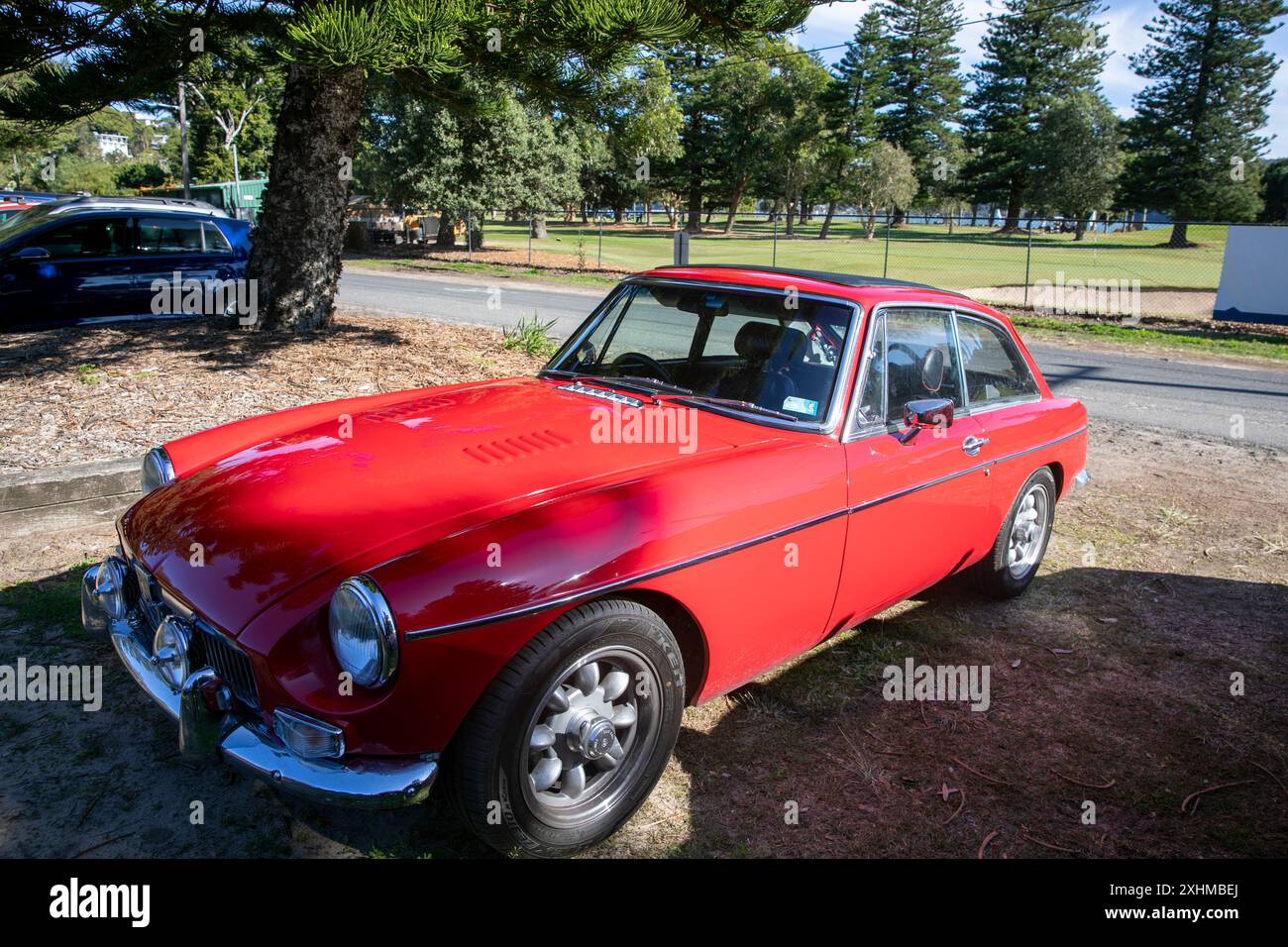 Red MG MGB GT voiture de sport, modèle 1967, garée à Palm Beach Sydney, NSW, Australie Banque D'Images
