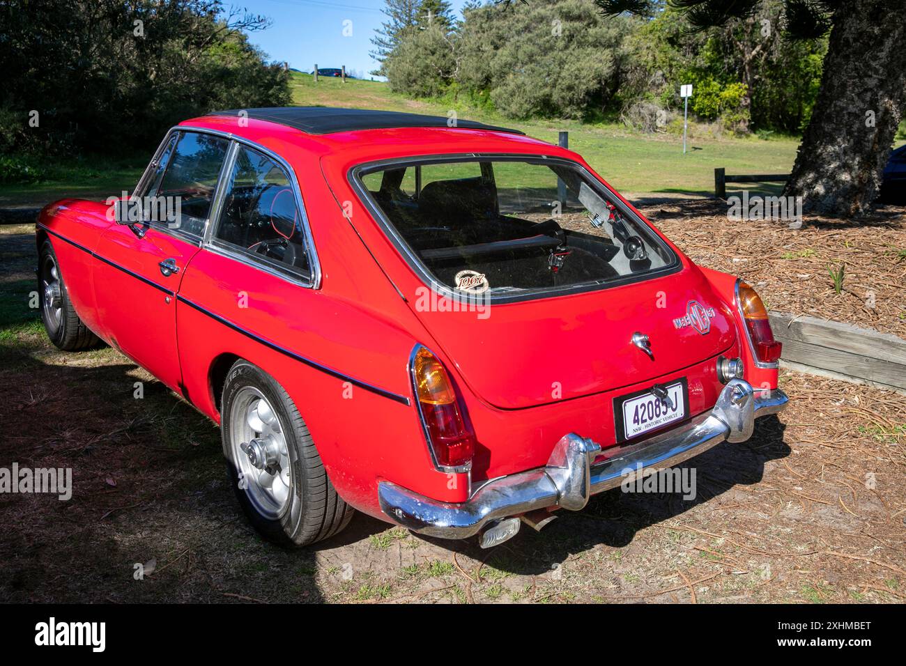 Red MG MGB GT voiture de sport, modèle 1967, garée à Palm Beach Sydney, NSW, Australie Banque D'Images