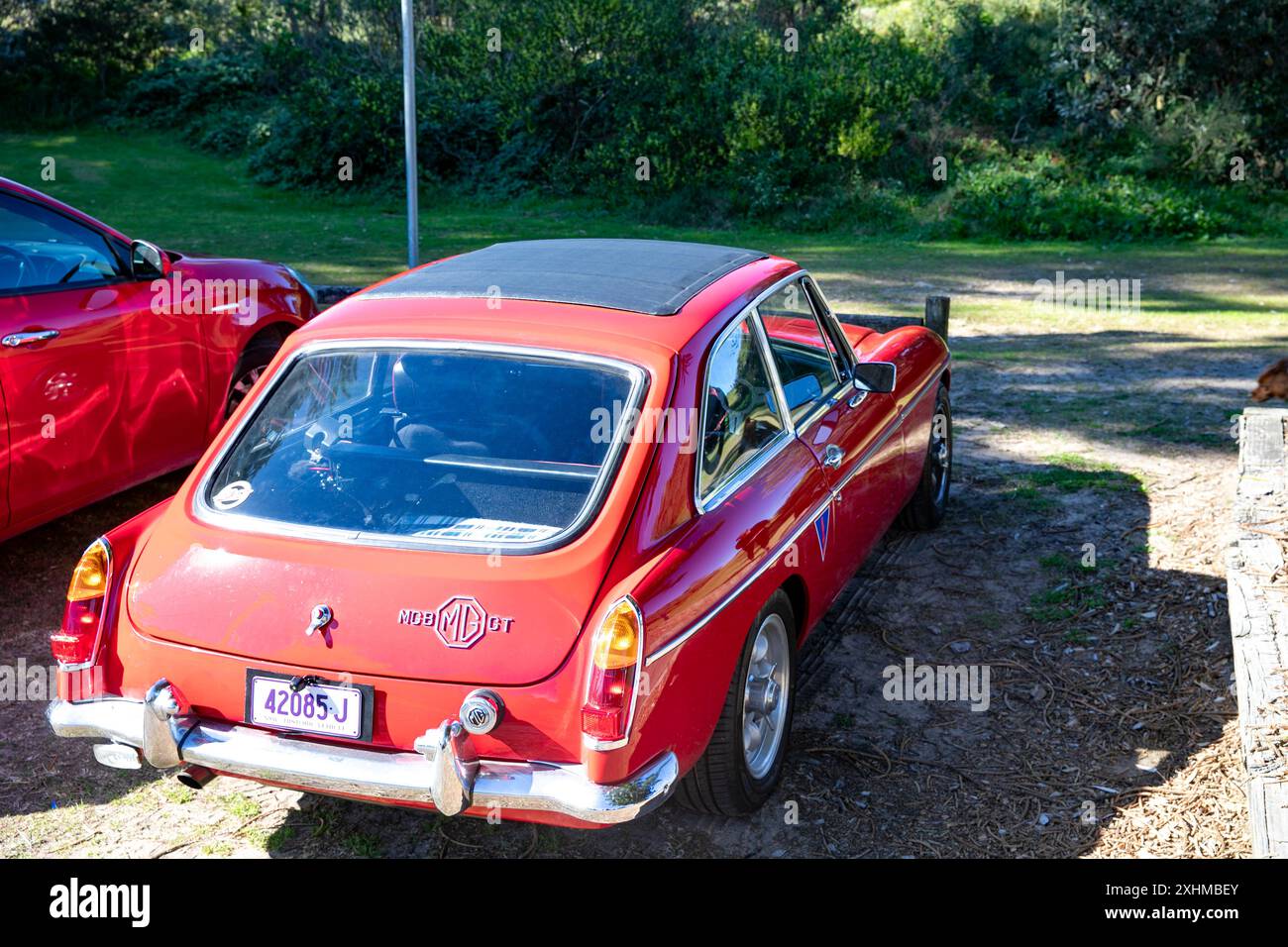 Red MG MGB GT voiture de sport, modèle 1967, garée à Palm Beach Sydney, NSW, Australie Banque D'Images