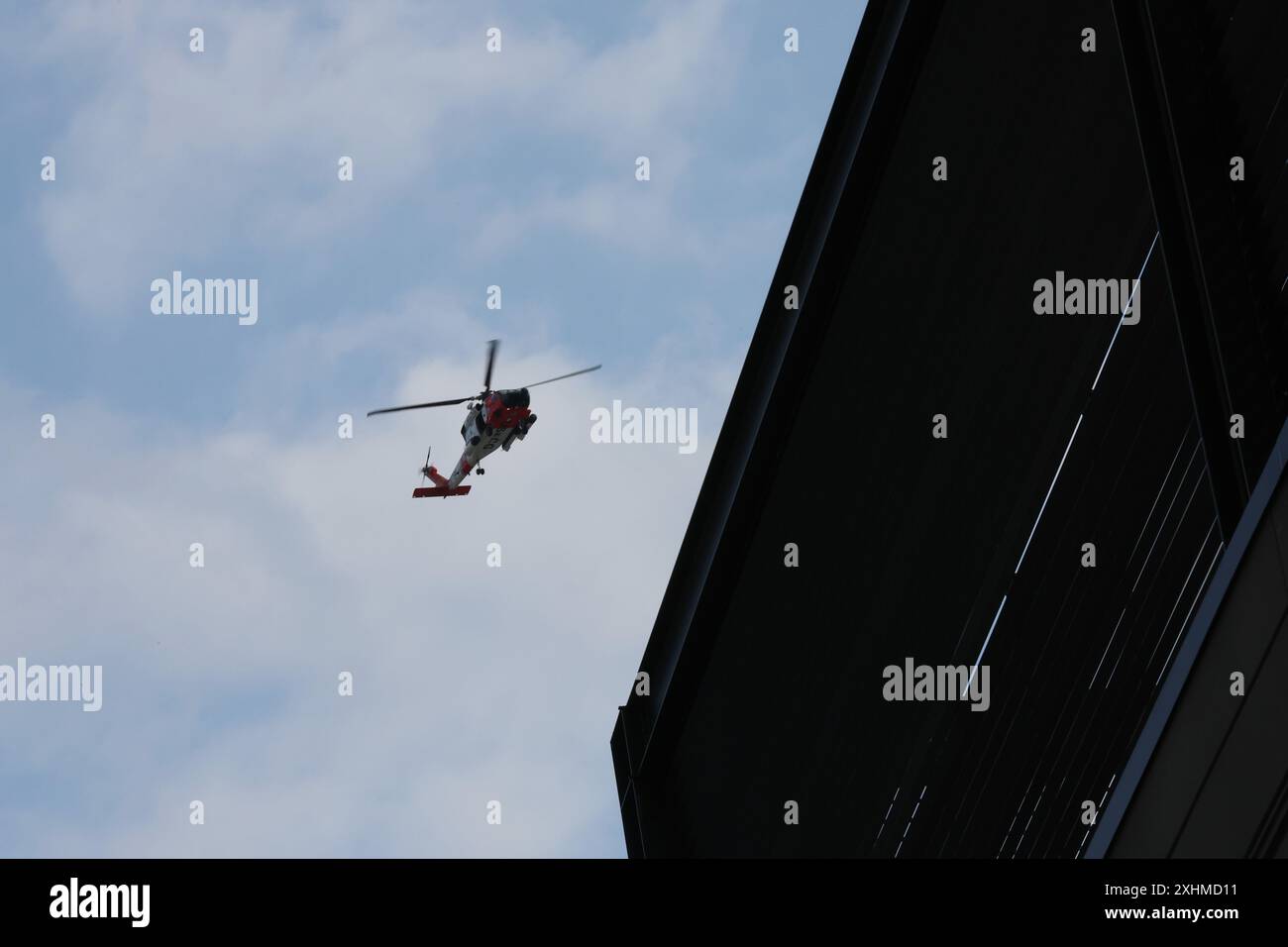 Milwaukee, Wi, États-Unis. 14 juillet 2024. Un hélicoptère de la Garde côtière survole l'arène Fiserv Forum. Le RNC à Milwaukee a mis la scène principale alors que les dignitaires arrivent pour le contrôle du son, un jour avant que la réunion de la Convention nationale républicaine avec les délégués à la place du district de Deer à l'intérieur du Forum Fiserv commence lundi 15 juillet. (Crédit image : © Pat A. Robinson/ZUMA Press Wire) USAGE ÉDITORIAL SEULEMENT! Non destiné à UN USAGE commercial ! Banque D'Images