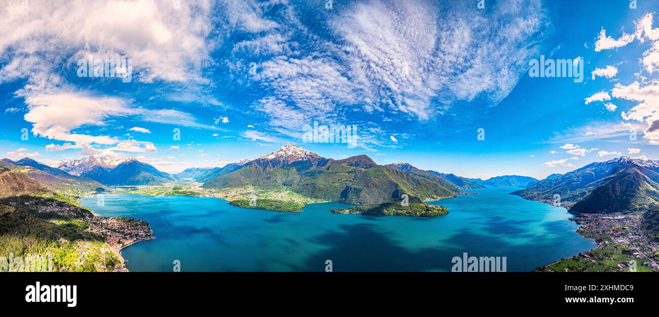 Vue aérienne des nuages pittoresques sur le lac de Côme et les montagnes, Italie Banque D'Images