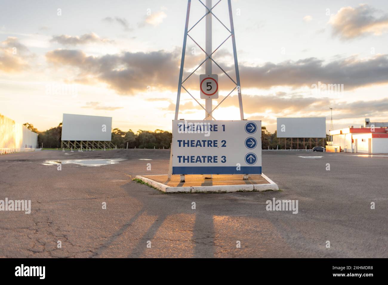 Coburg Drive-In panneau de théâtre avec écran et ciel de coucher de soleil Banque D'Images