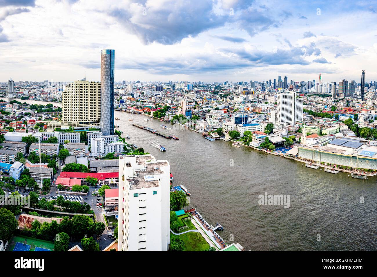 Vue en haut angle de la rivière Chao Phraya et des skyscapers, Bangkok Banque D'Images