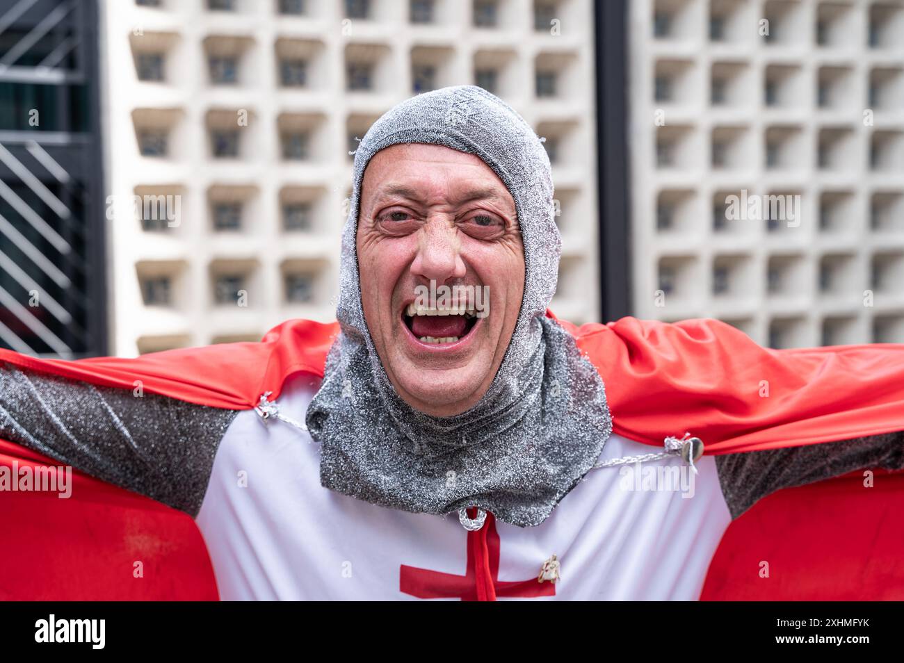 14.07.2024, Berlin, Allemagne, Europe - Portrait d'un supporter de l'équipe nationale anglaise de football portant un costume de chevalier lors de l'UEFA EURO 2024. Banque D'Images