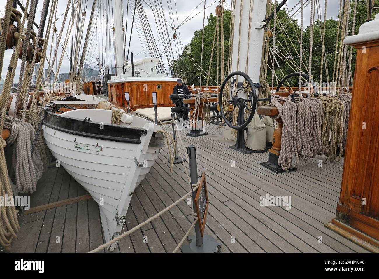 Pont supérieur du Cutty Sark, le célèbre voilier de Geenwich, Londres, Royaume-Uni. Montre des cordes, des gréements, des mâts et des bateaux de sauvetage. Banque D'Images