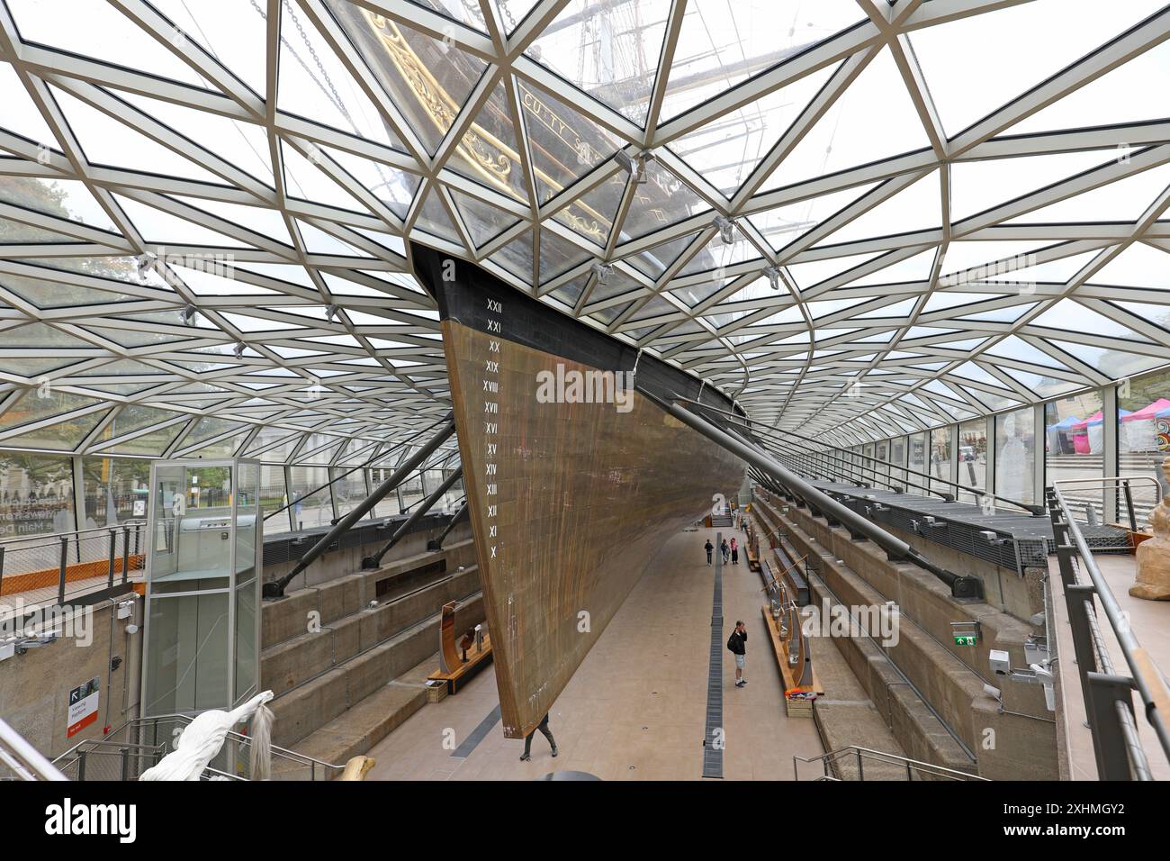 Cutty Sark, le célèbre voilier de Geenwich, Londres, Royaume-Uni. Vue de la proue depuis la cale sèche couverte. Banque D'Images