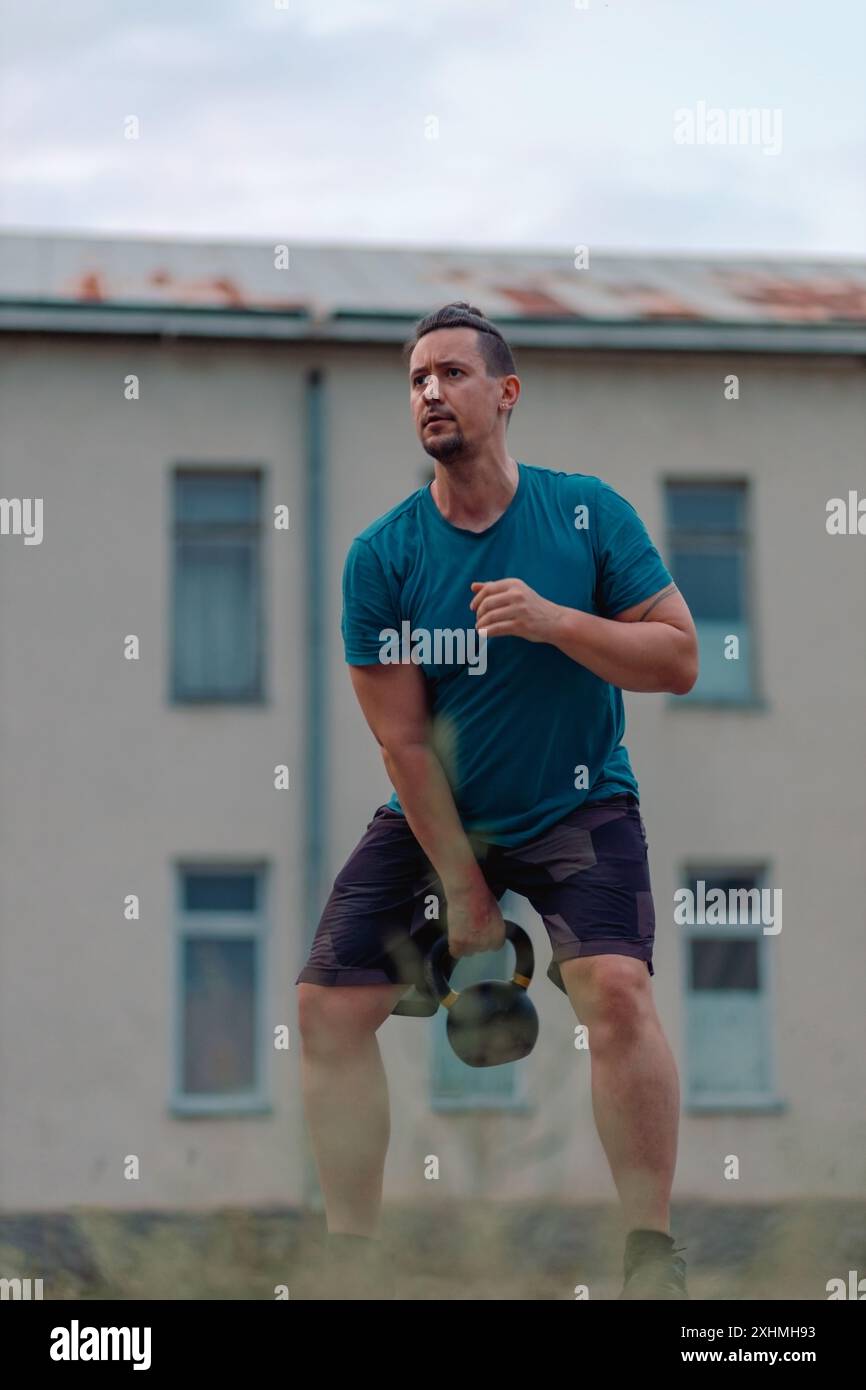 Entraînement en force avec kettlebell en extérieur Banque D'Images