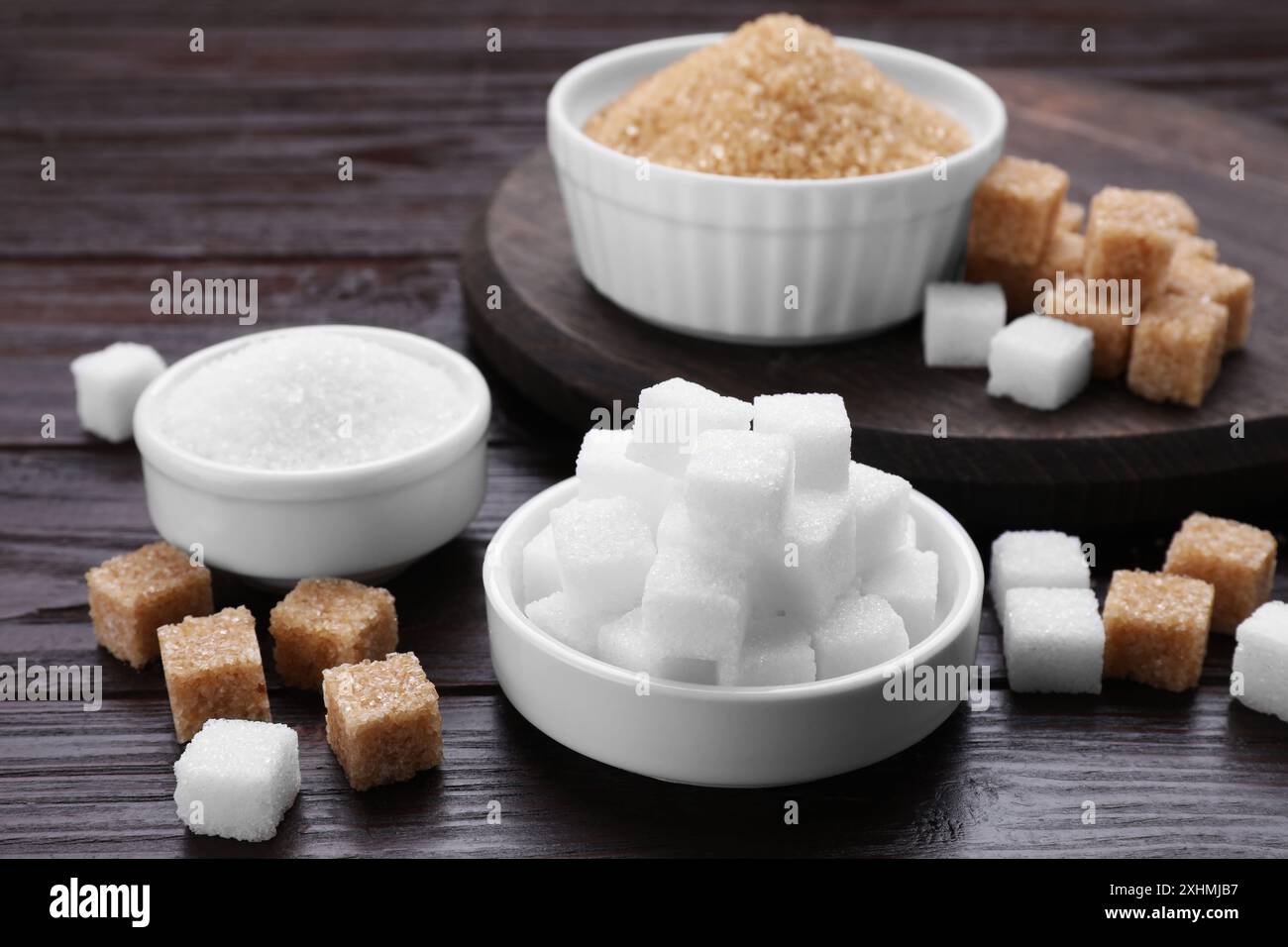 Différents types de sucre sur une table en bois Banque D'Images