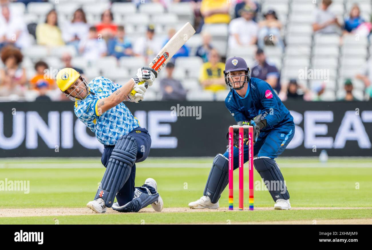 Sam Hain battant pour les ours de Birmingham surveillé par le gardien Brooke Guest des Derbyshire Falcons dans un T20 Blast match. Banque D'Images