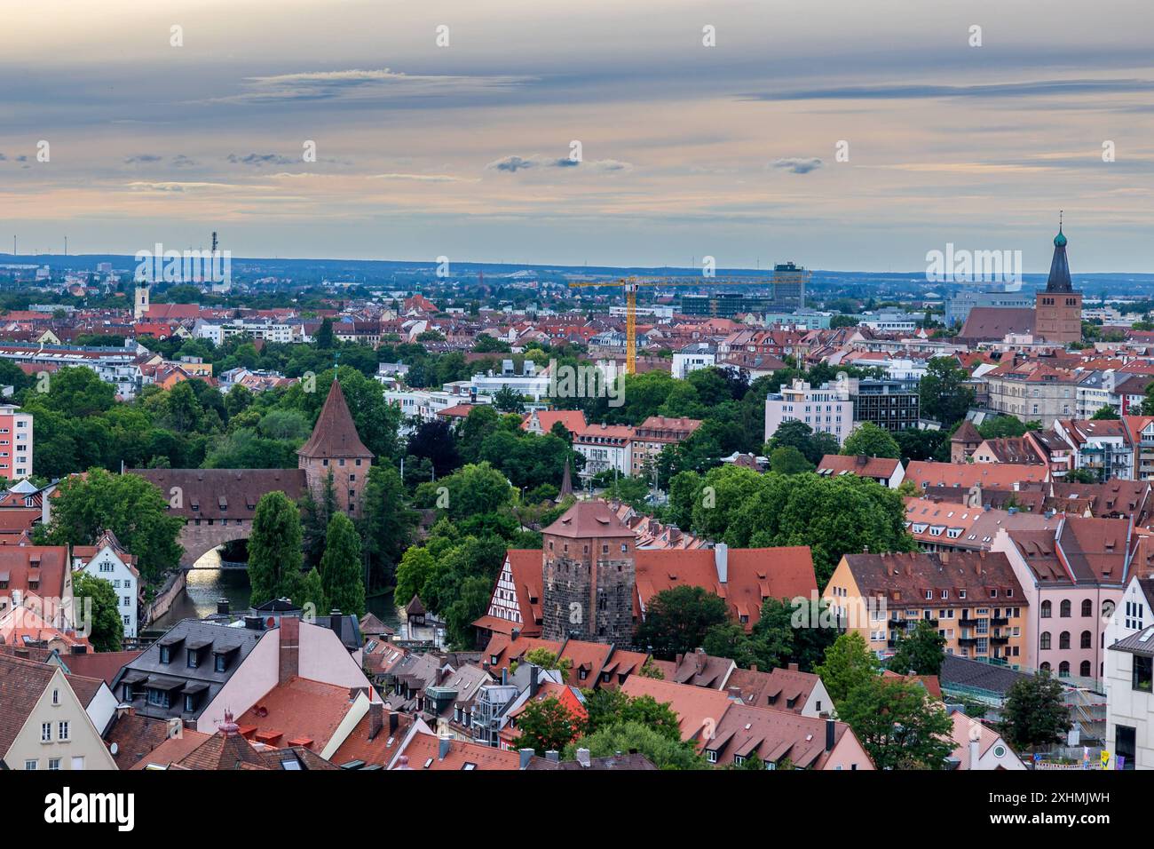 Nürnberg von oben Blick über die Dächer Nürnbergs in Richtung Kettensteg, mit dem berühmten Motiv der Maxbrücke, dem Weinstadel und dem Wasserturm. IM Hintergrund erstreckt sich der Stadtteil est constitué Johannis. Nürnberg Bayern Deutschland *** Nuremberg vue de dessus sur les toits de Nuremberg en direction de Kettensteg, avec le célèbre motif du Maxbrücke, le Weinstadel et le château d'eau en arrière-plan est le quartier de St Johannis Nuremberg Bavière Allemagne 20240705-6V2A3683-HDR Banque D'Images