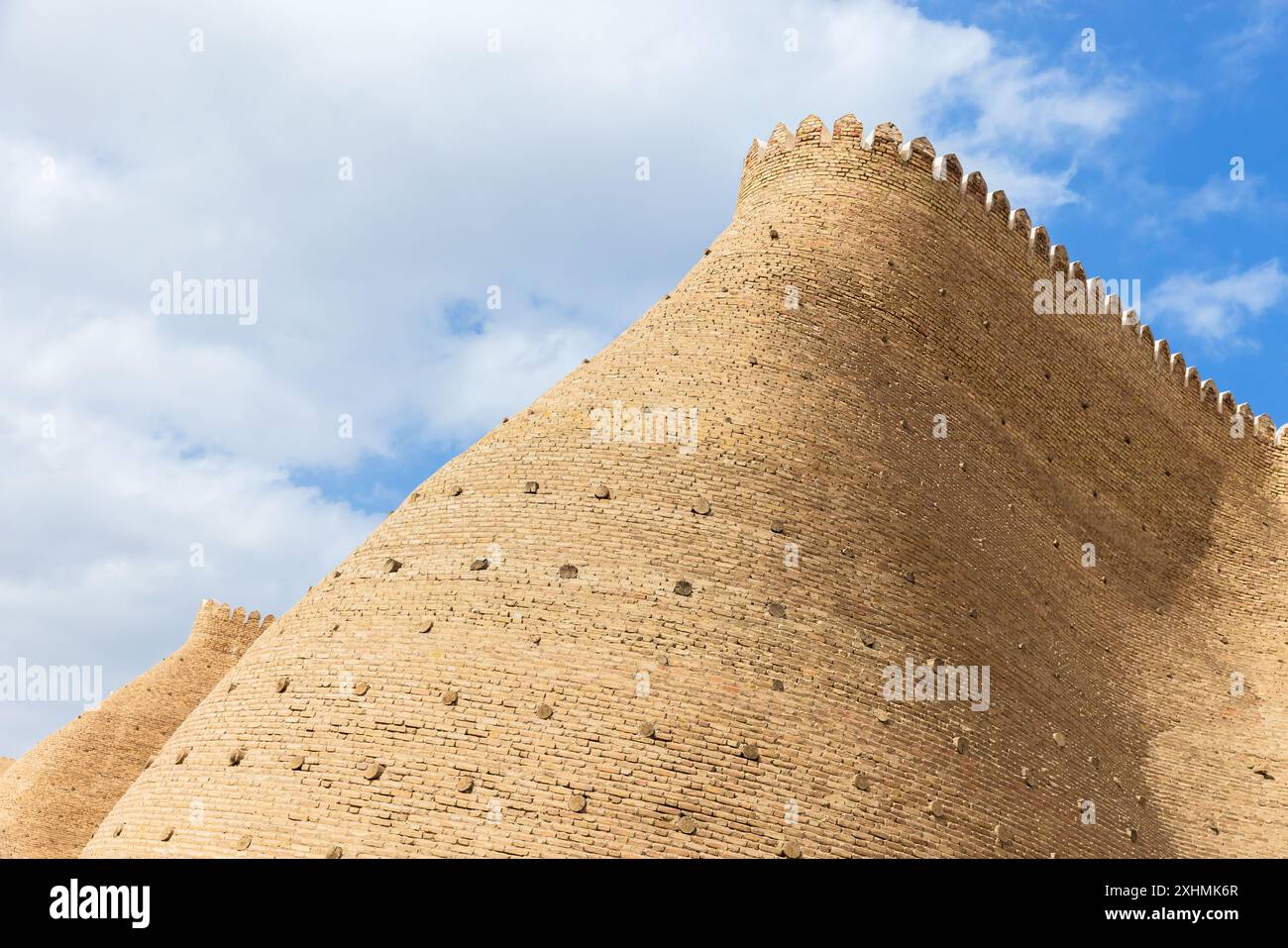 L'Arche de Boukhara est sous le ciel bleu sur une journée d'été ensoleillée. Il s'agit d'une forteresse massive en Ouzbékistan, qui a été initialement construite et occupée vers le 5ème Banque D'Images