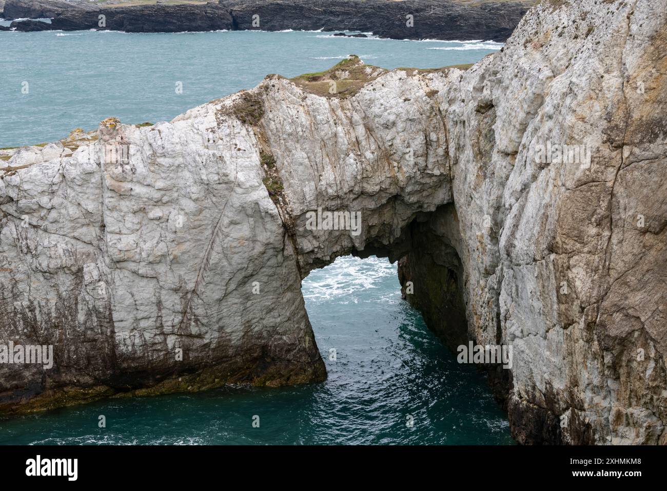 Arc rocheux de Bwa Gwyn près de Rhoscolyn, Anglesey, pays de Galles du Nord. Banque D'Images