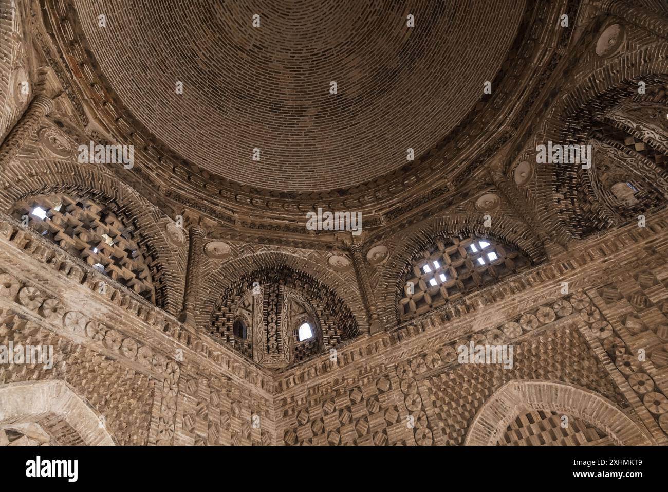 Détail intérieur du mausolée Samanid avec fenêtres cintrées et dôme. Il a été construit au 10ème siècle EC, situé à Boukhara, Ouzbékistan Banque D'Images