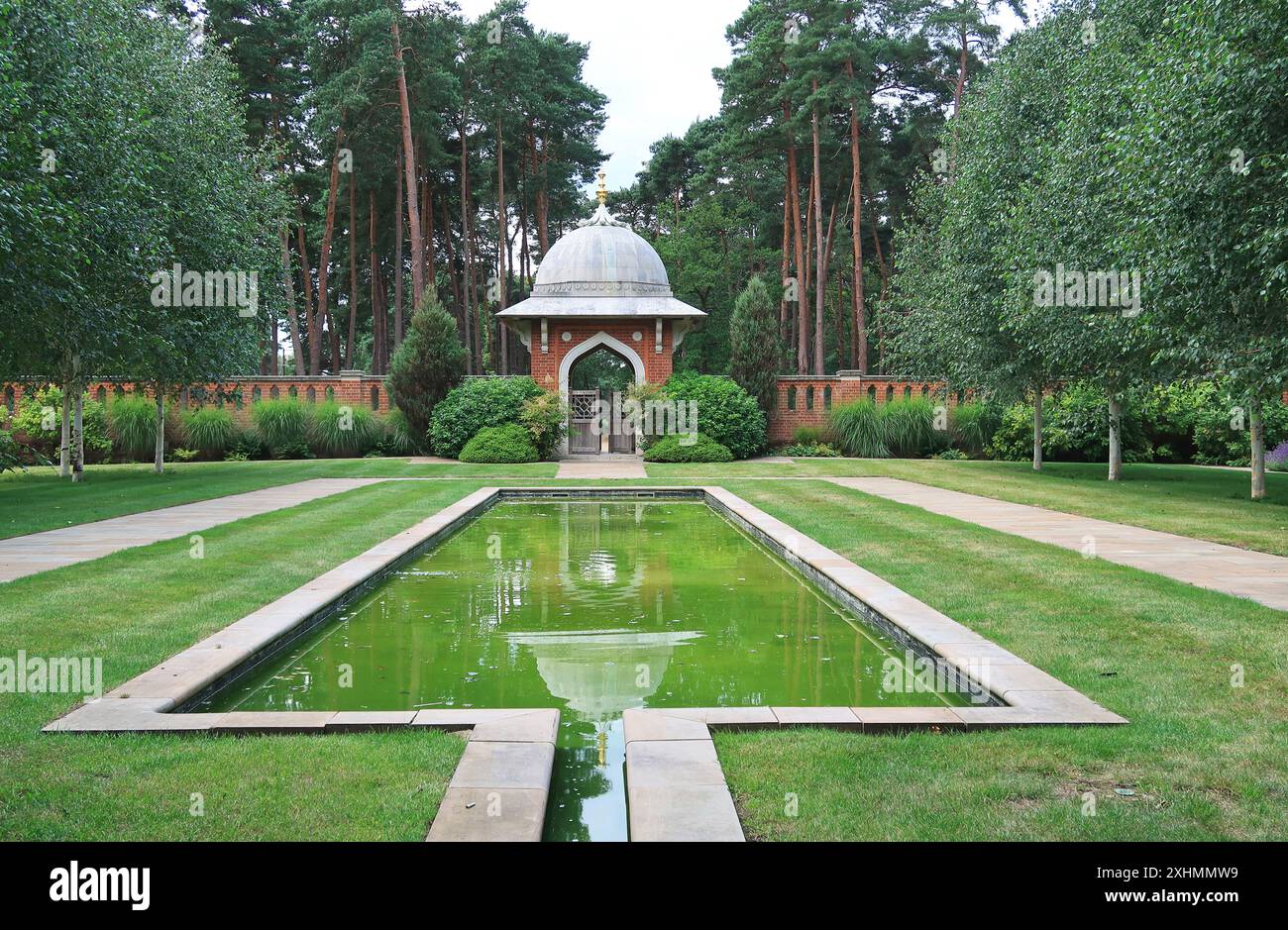 Le cimetière musulman et le jardin de la paix à Horsell Common, près de Woking, Royaume-Uni. Montre pavillon d'entrée et étang central. Banque D'Images