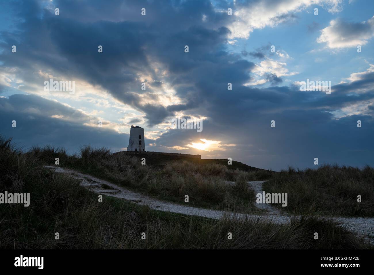 Crépuscule au phare de TWR Mawr sur l'île de Llanddwyn, Anglesey, au nord du pays de Galles. Banque D'Images
