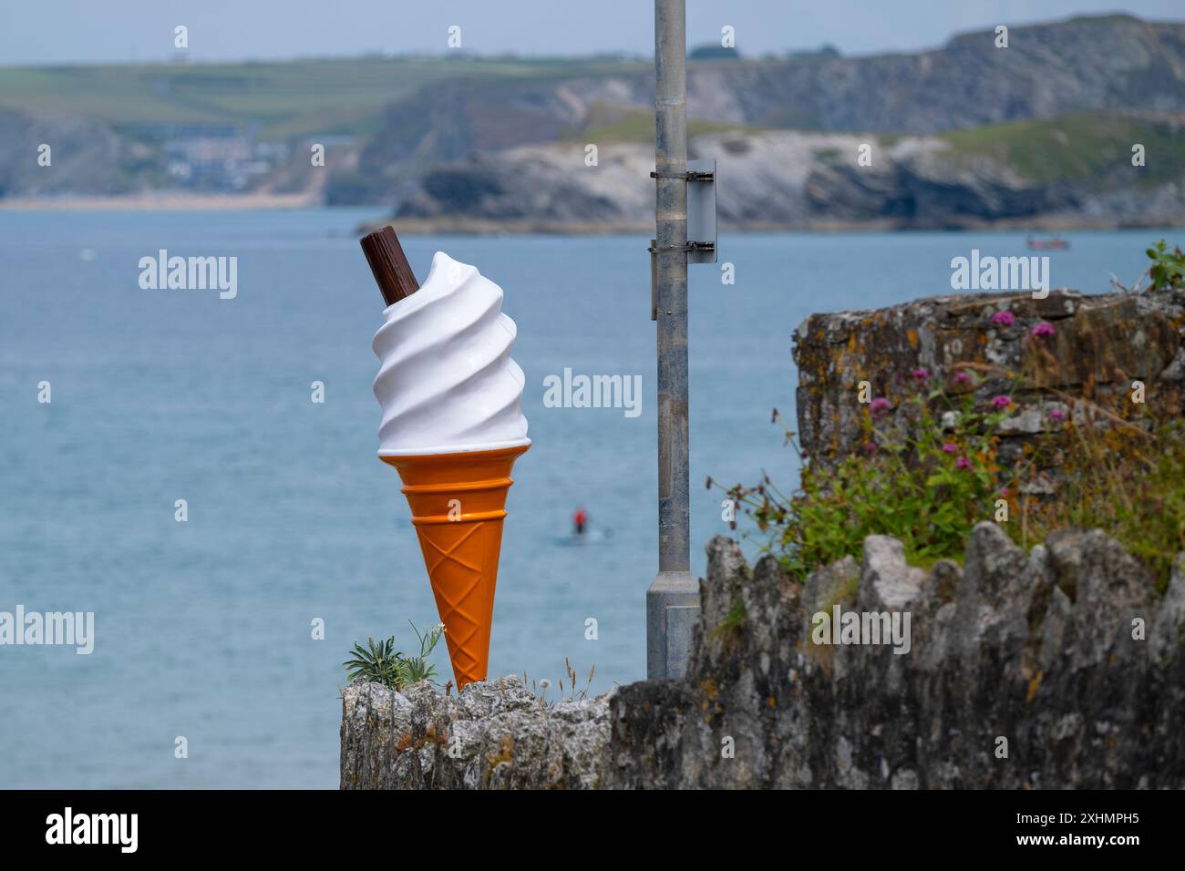 Un grand modèle d'un cornet de crème glacée avec un flocon au-dessus de Towan Beach à Newquay en Cornouailles au Royaume-Uni. Banque D'Images