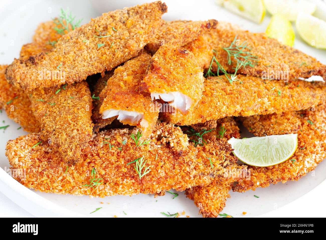 Air Fryer poisson frit, poisson frit sain avec condiment garni de feuilles d'aneth fraîches Banque D'Images