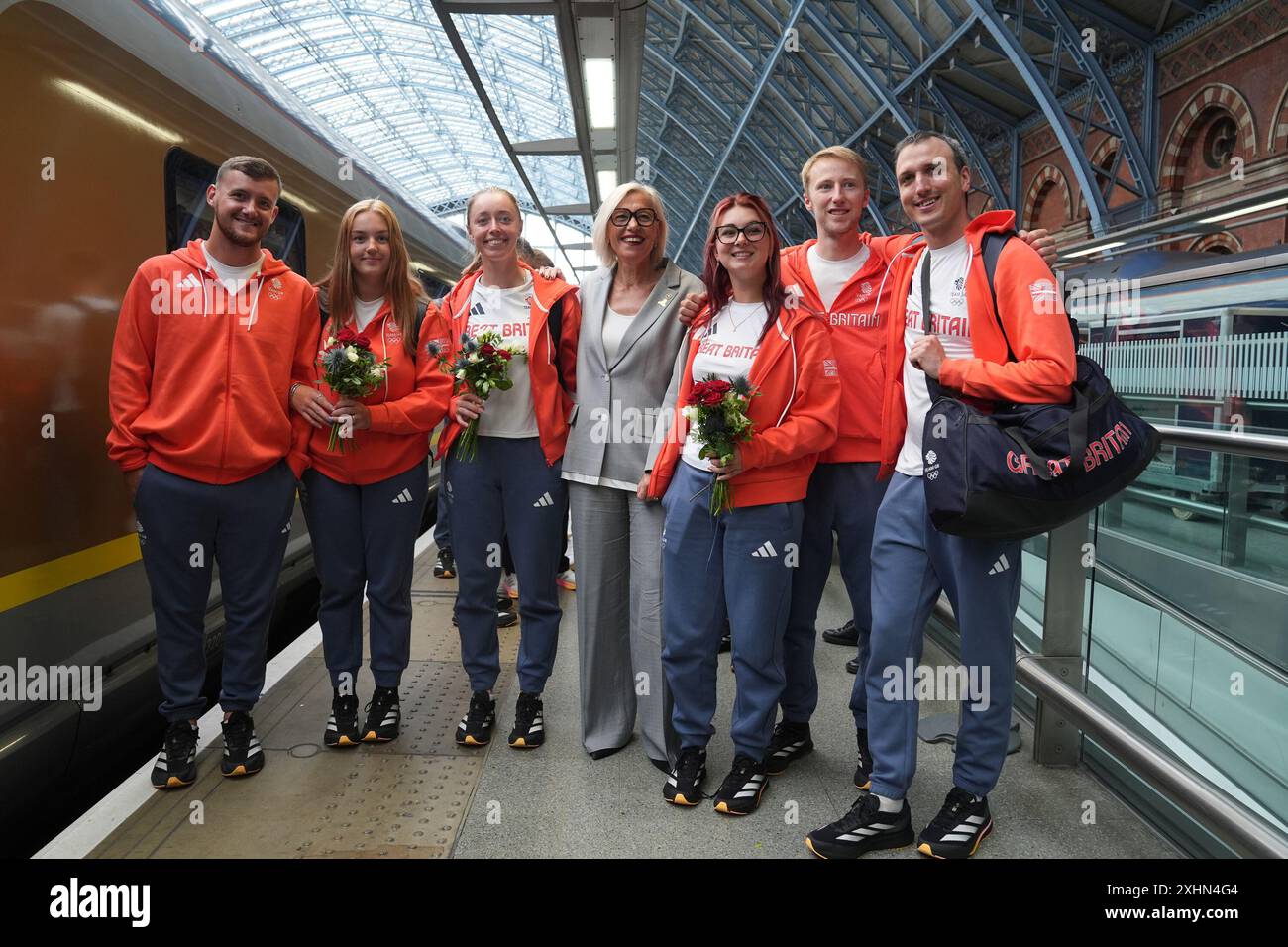 Gwendoline Cazenave, PDG d’Eurostar (au centre), avec des membres de l’équipe GB à la gare Eurostar St Pancras à Londres, au départ pour les Jeux Olympiques de Paris 2024. En tant que partenaire de voyage officiel de Team GB, Eurostar transportera plus de 600 athlètes aux Jeux. Date de la photo : lundi 15 juillet 2024. Banque D'Images