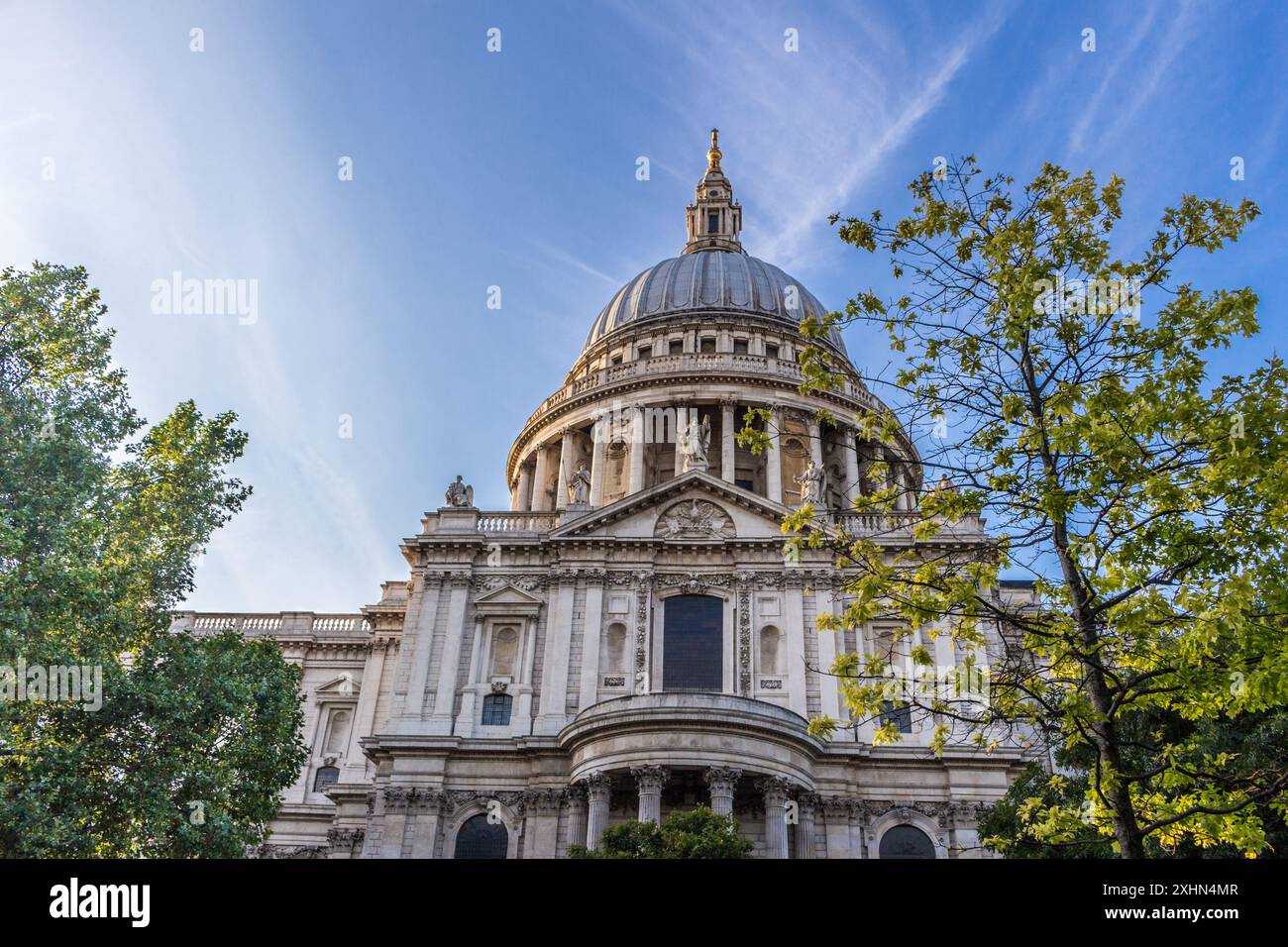 Soyez la façade et les arbres de la cathédrale de Paul. Londres, Angleterre Banque D'Images