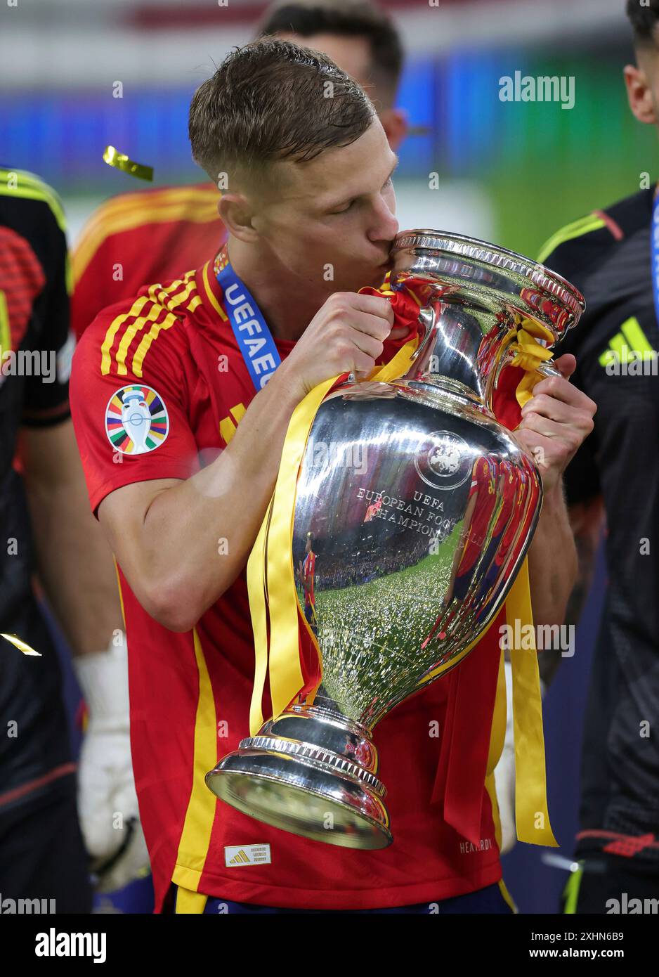 Berlin, Deutschland. 14 juillet 2024. Allemagne, 14.07.2024 Football, Football : UEFA EURO 2024, EM, Championnat d'Europe 2024, finale M51, match 51, Espagne - Angleterre 2:1 Dani Olmo d'Espagne embrasse le trophée crédit : dpa/Alamy Live News Banque D'Images