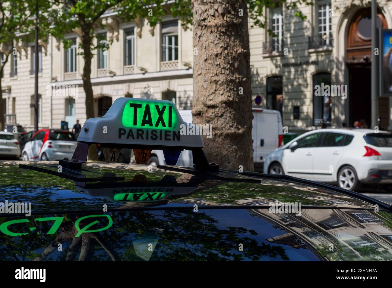 Paris, France 06.03.2024 Taxi Parisien, taxi parisien. Le feu vert signifie que le taxi est disponible Banque D'Images