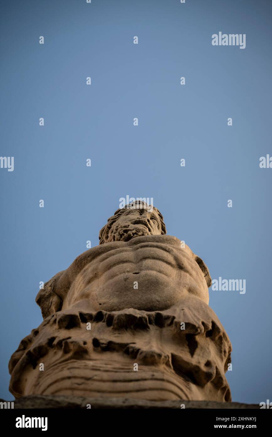 Statue de l'un des géants à l'entrée de l'Odéon d'Agrippa, ancienne Agora d'Athènes, Athènes, Grèce Banque D'Images