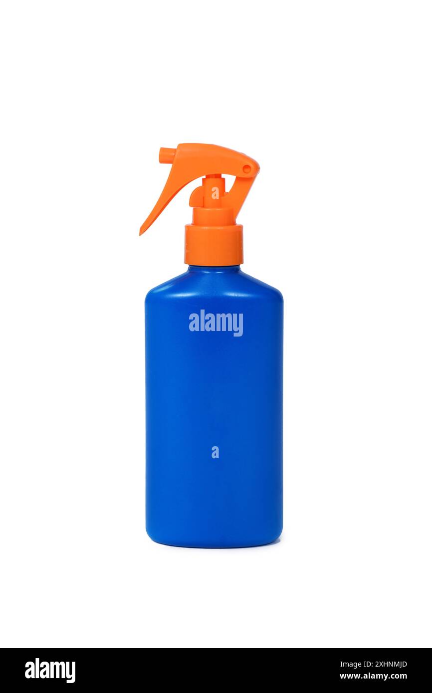 gros plan d'une bouteille bleue de crème solaire avec une buse de pulvérisation orange placée sur un fond blanc Banque D'Images