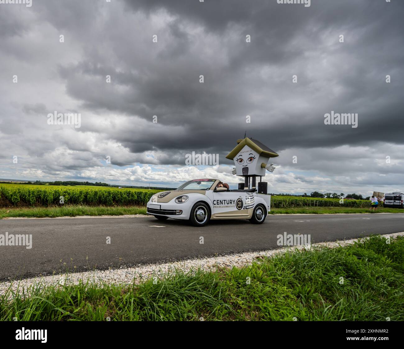 Convoi publicitaire de course Tour de France 2024 en direction de Dijon étape 6 arrivée. Banque D'Images