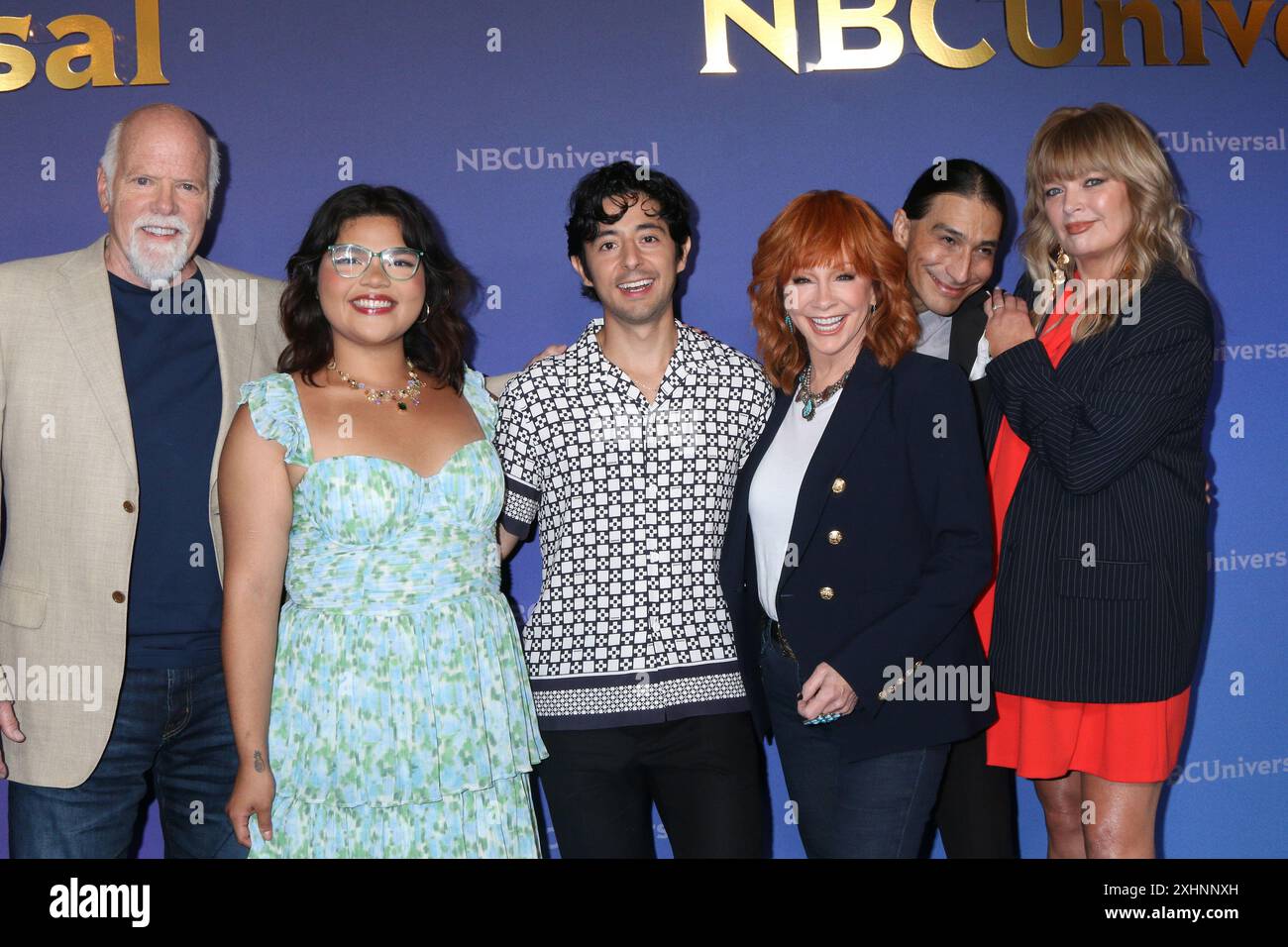 LOS ANGELES - 14 juillet : Rex Linn, Belissa Escobedo, Pablo Castelblanco, Reba McEntire, Tokala Black Elk, Melissa Peterman au NBCUniversal TCA Press Banque D'Images