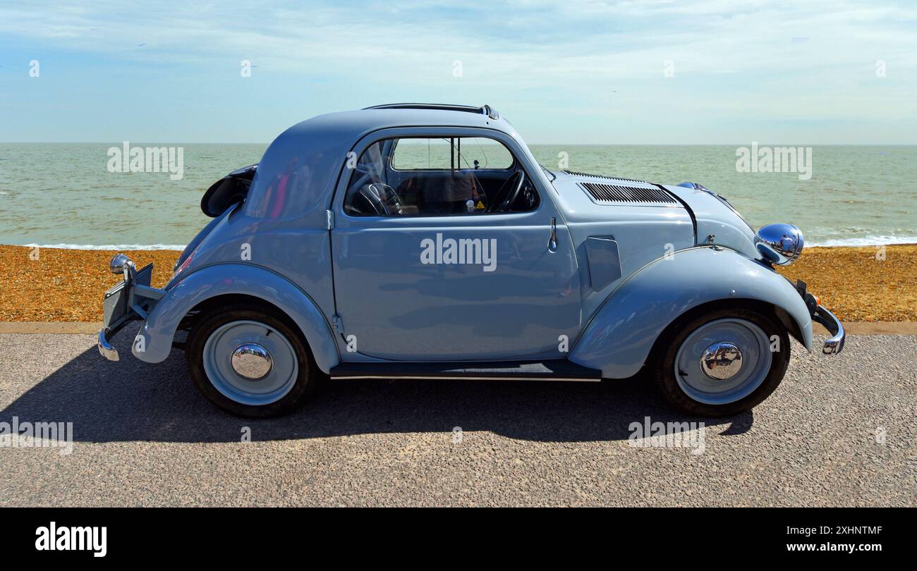 Classic Fiat 500 garé sur la plage de promenade en bord de mer et la mer en arrière-plan. Banque D'Images