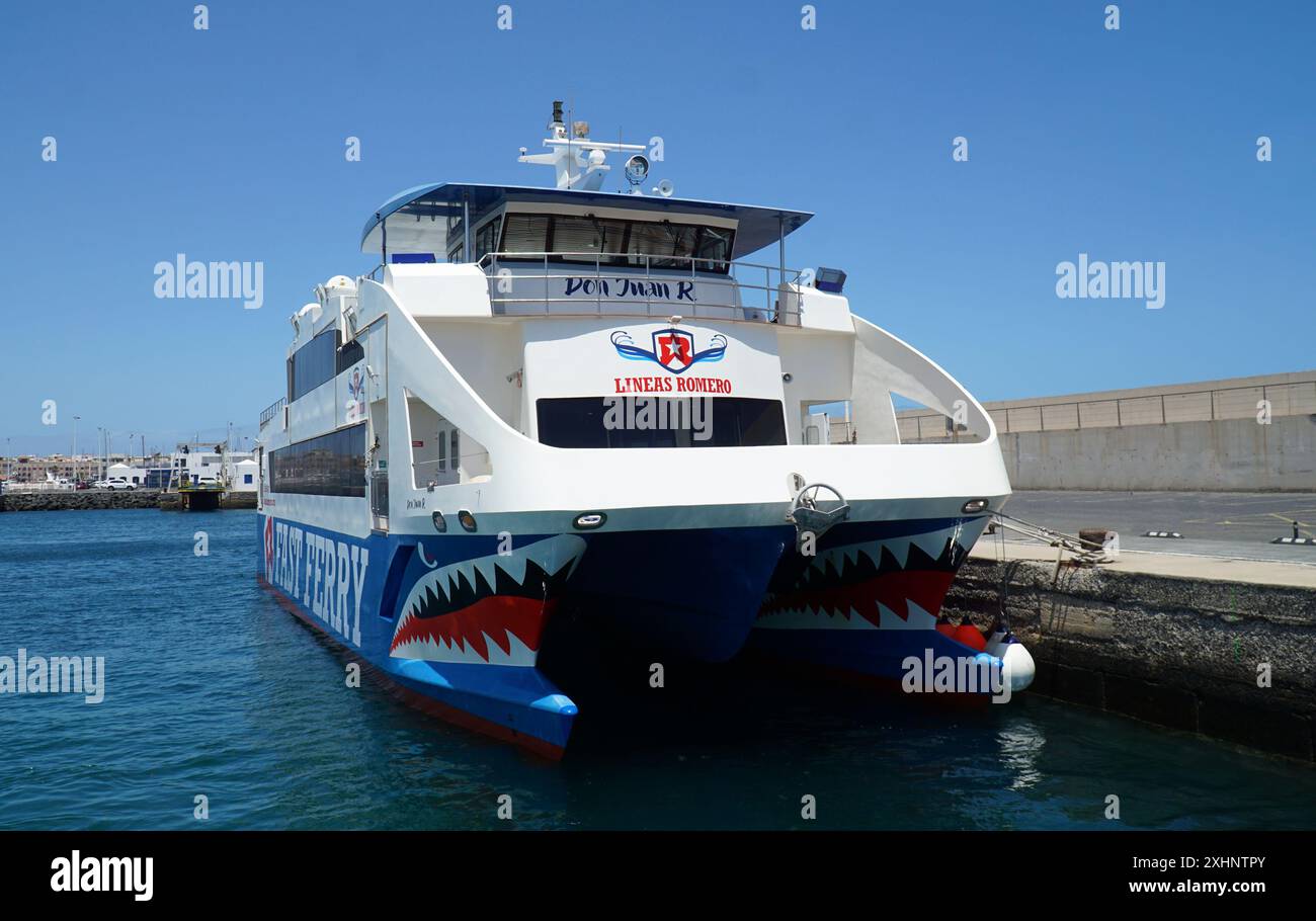 Une traversée en ferry de Playa Blanca Corralejo connecte Lanzarote avec Fuerteventura Banque D'Images