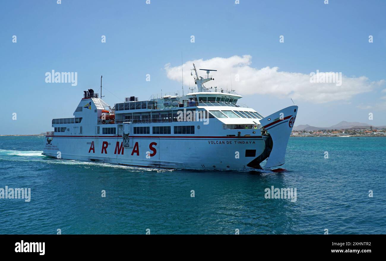 Armas Ferry approche de Corralejo Fuerteventura avec ouverture de la porte Bow. Banque D'Images