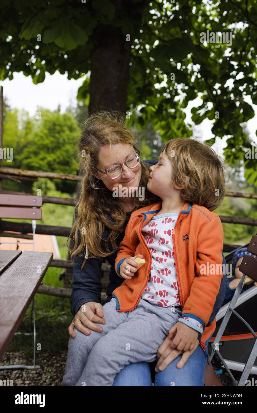 Mutter Hat ein vier jaehriges Kind auf dem Schoss, Murnau, 19.05.2023. Murnau Deutschland *** mère a un enfant de quatre ans sur ses genoux, Murnau, 19 ans Banque D'Images